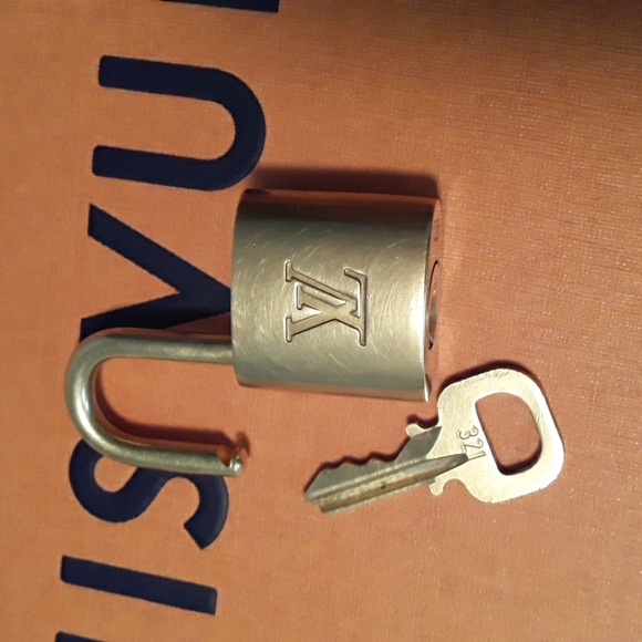 Auth LOUIS VUITTON #321 Lock & Key, Brass - Picture 5 of 17